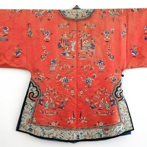 A Chinese silk embroidered child's robe, 19th C. — foto 2