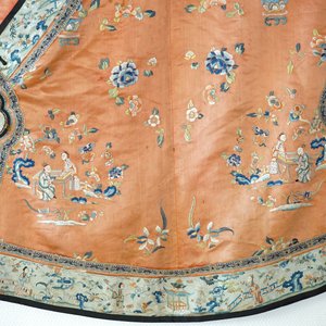 A Chinese silk embroidered child's robe, 19th C. — foto 3