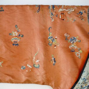 A Chinese silk embroidered child's robe, 19th C. — foto 4
