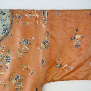 A Chinese silk embroidered child's robe, 19th C. — foto 5