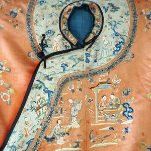 A Chinese silk embroidered child's robe, 19th C. — foto 6