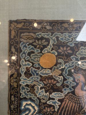 A Chinese silk kesi 'silver pheasant' or 'fifth rank' rank badge, Qing — 照片 1