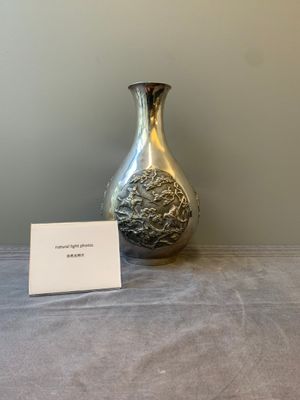A Chinese silver 'battle scenes' 'yuhuchunping' vase, 19/20th C. — foto 1