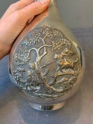 A Chinese silver 'battle scenes' 'yuhuchunping' vase, 19/20th C. — foto 12