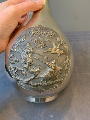 A Chinese silver 'battle scenes' 'yuhuchunping' vase, 19/20th C. — foto 10