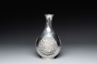 A Chinese silver 'battle scenes' 'yuhuchunping' vase, 19/20th C.