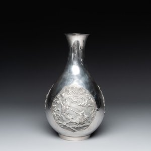 A Chinese silver 'battle scenes' 'yuhuchunping' vase, 19/20th C. — foto 1