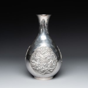 A Chinese silver 'battle scenes' 'yuhuchunping' vase, 19/20th C. — foto 2