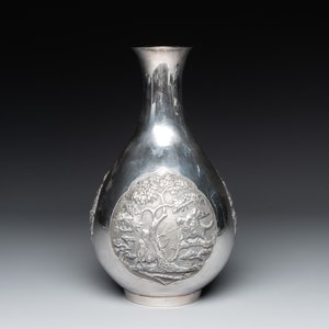 A Chinese silver 'battle scenes' 'yuhuchunping' vase, 19/20th C. — foto 3