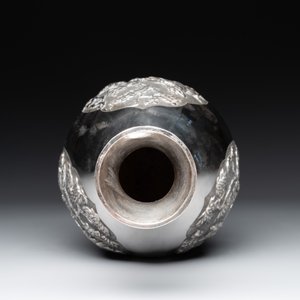 A Chinese silver 'battle scenes' 'yuhuchunping' vase, 19/20th C. — foto 4