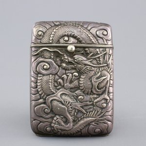 A Chinese silver cigarette case with dragons, marked, 19th C — photo 1