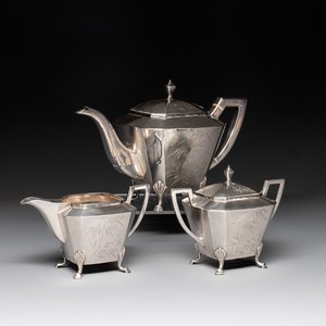 A Chinese silver covered teapot, sugar jar and milk jug with bamboo design, Tackhing 90% silver mark, 20th C. — foto 1