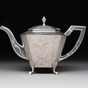 A Chinese silver covered teapot, sugar jar and milk jug with bamboo design, Tackhing 90% silver mark, 20th C. — foto 8