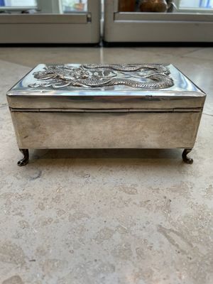 A Chinese silver 'dragon' box and a tobacco box, Sheng chang 昇昌 mark, 19th C. — photo 6