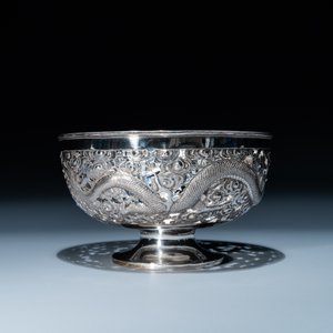 A Chinese silver 'dragon' tazza and a tripod dish with a handle, Sing Fat, Canton or Shanghai, 19/20th C. — photo 11