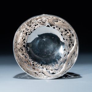 A Chinese silver 'dragon' tazza and a tripod dish with a handle, Sing Fat, Canton or Shanghai, 19/20th C. — photo 14