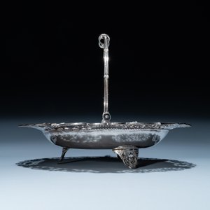 A Chinese silver 'dragon' tazza and a tripod dish with a handle, Sing Fat, Canton or Shanghai, 19/20th C. — photo 4