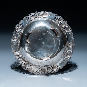 A Chinese silver 'dragon' tazza and a tripod dish with a handle, Sing Fat, Canton or Shanghai, 19/20th C. — photo 8