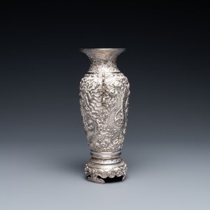 A Chinese silver 'Fu' vase, 19/20th C. — photo 5