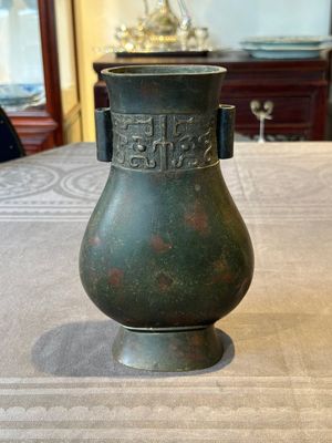 A Chinese silver-inlaid bronze arrow vase with Taotie design, 'touhu 投壺', Ming — photo 1
