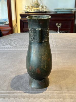 A Chinese silver-inlaid bronze arrow vase with Taotie design, 'touhu 投壺', Ming — photo 2