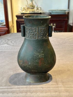 A Chinese silver-inlaid bronze arrow vase with Taotie design, 'touhu 投壺', Ming — photo 3