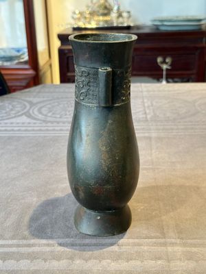 A Chinese silver-inlaid bronze arrow vase with Taotie design, 'touhu 投壺', Ming — photo 4