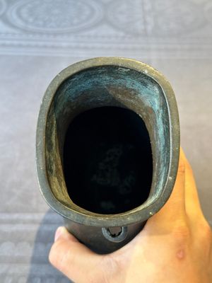 A Chinese silver-inlaid bronze arrow vase with Taotie design, 'touhu 投壺', Ming — photo 5
