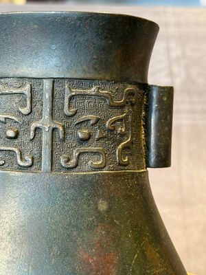 A Chinese silver-inlaid bronze arrow vase with Taotie design, 'touhu 投壺', Ming — photo 6
