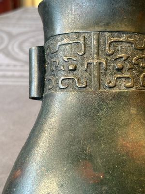 A Chinese silver-inlaid bronze arrow vase with Taotie design, 'touhu 投壺', Ming — photo 7