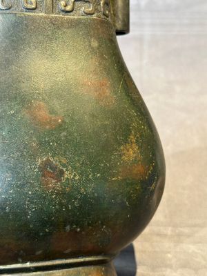 A Chinese silver-inlaid bronze arrow vase with Taotie design, 'touhu 投壺', Ming — photo 8