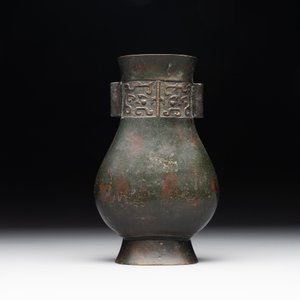 A Chinese silver-inlaid bronze arrow vase with Taotie design, 'touhu 投壺', Ming — photo 3