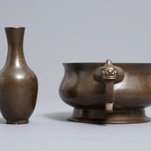 A Chinese silver-inlaid bronze incense burner and a vase, Shishou mark, 19th C. — photo 4