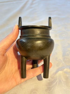 A Chinese silver-inlaid bronze tripod censer with clouds design, 19th C. — photo 1