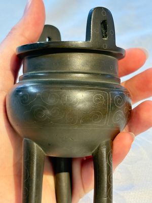 A Chinese silver-inlaid bronze tripod censer with clouds design, 19th C. — photo 11