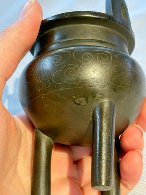 A Chinese silver-inlaid bronze tripod censer with clouds design, 19th C. — photo 14
