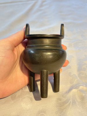 A Chinese silver-inlaid bronze tripod censer with clouds design, 19th C. — photo 3