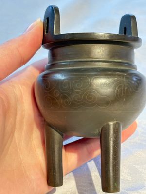 A Chinese silver-inlaid bronze tripod censer with clouds design, 19th C. — photo 9