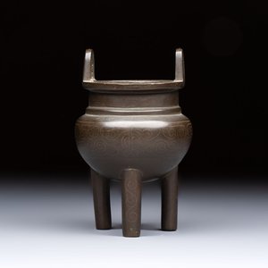 A Chinese silver-inlaid bronze tripod censer with clouds design, 19th C. — photo 1