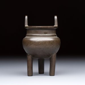 A Chinese silver-inlaid bronze tripod censer with clouds design, 19th C. — photo 3
