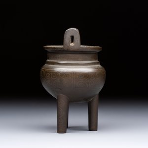 A Chinese silver-inlaid bronze tripod censer with clouds design, 19th C. — photo 4