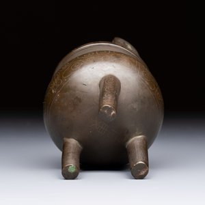 A Chinese silver-inlaid bronze tripod censer with clouds design, 19th C. — photo 6
