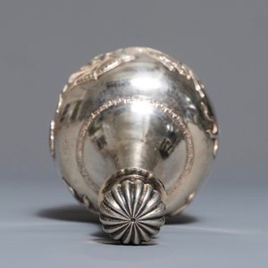 A Chinese silver liquor set on tray with applied dragon design, 19/20th C. — photo 15
