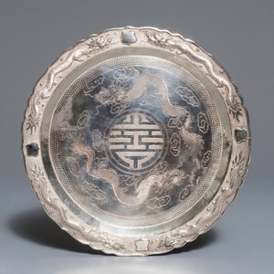 A Chinese silver liquor set on tray with applied dragon design, 19/20th C. — photo 17