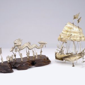 A Chinese silver model of a junk and one of a dragon parade, 19/20th C. — photo 1