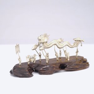 A Chinese silver model of a junk and one of a dragon parade, 19/20th C. — photo 2