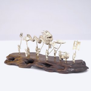 A Chinese silver model of a junk and one of a dragon parade, 19/20th C. — photo 3