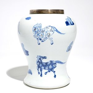 A Chinese silver-mounted blue and underglaze red vase with horses, Kangxi — 照片 1