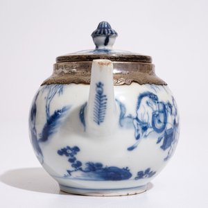 A Chinese silver-mounted blue and white covered teapot, Kangxi — photo 3