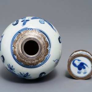 A Chinese silver-mounted blue and white tea caddy and cover, Kangxi — photo 5
